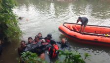 Tim SAR gabungan mengevakuasi jasad pemancing yang ditemukan di dasar Sungai Dodokan, Lombok Barat.(Foto: Istimewa)