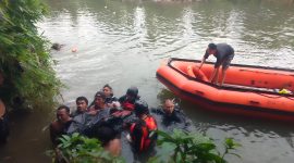 Tim SAR gabungan mengevakuasi jasad pemancing yang ditemukan di dasar Sungai Dodokan, Lombok Barat.(Foto: Istimewa)