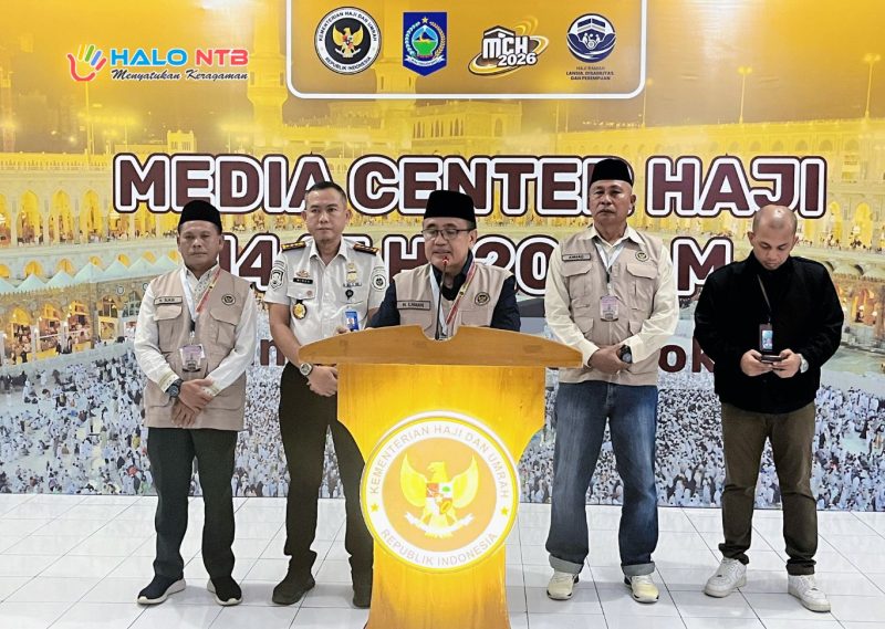 Kepala Bidang Bina dan Pengendalian Haji dan Umrah NTB, H. Laman, memberikan keterangan pers terkait progres penyelenggaraan haji 2026 di Media Center Haji Embarkasi Lombok.(Foto: Istimewa)
