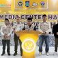 Kepala Bidang Bina dan Pengendalian Haji dan Umrah NTB, H. Laman, memberikan keterangan pers terkait progres penyelenggaraan haji 2026 di Media Center Haji Embarkasi Lombok.(Foto: Istimewa)