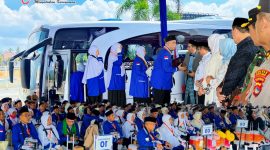 Suasana pelepasan 393 Calon Jemaah Haji Lombok Barat Kloter 3 di halaman kantor pemerintah daerah sebelum diberangkatkan ke Asrama Haji Mataram. (Foto: istimewa)
