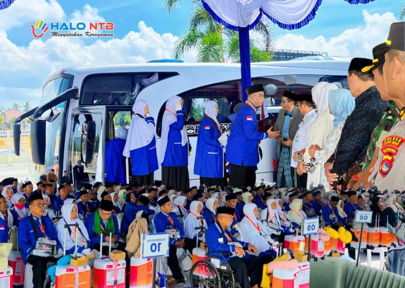 Suasana pelepasan 393 Calon Jemaah Haji Lombok Barat Kloter 3 di halaman kantor pemerintah daerah sebelum diberangkatkan ke Asrama Haji Mataram. (Foto: istimewa)