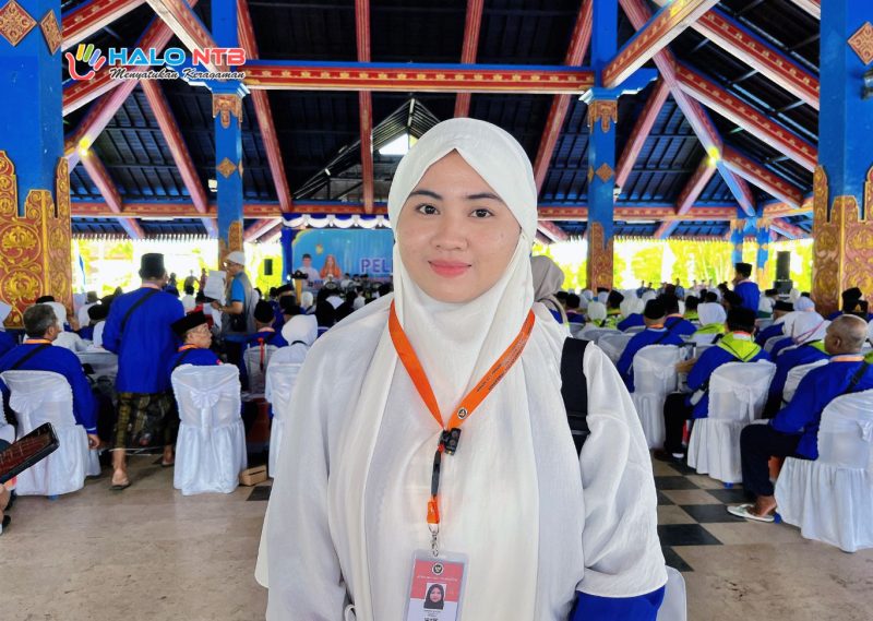 Astrina Wahyuni (22), calon jemaah haji termuda asal Lombok Barat, bersiap berangkat ke Tanah Suci bersama Kloter 3. (Foto: istimewa)