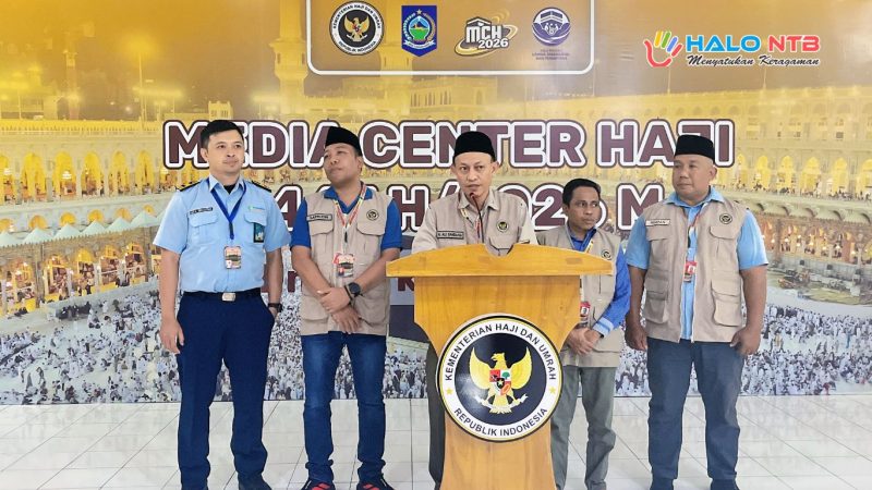 Kepala Bidang Fasilitasi Pengembangan Ekosistem Ekonomi Haji dan Umrah Kemenhaj NTB, Ali Sahbana, memberikan keterangan pers terkait kesiapan pemberangkatan jemaah haji Kloter 3 Embarkasi Lombok di Media Center Haji, Kamis (23/4). (Foto: istimewa)
