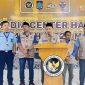 Kepala Bidang Fasilitasi Pengembangan Ekosistem Ekonomi Haji dan Umrah Kemenhaj NTB, Ali Sahbana, memberikan keterangan pers terkait kesiapan pemberangkatan jemaah haji Kloter 3 Embarkasi Lombok di Media Center Haji, Kamis (23/4). (Foto: istimewa)