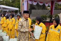 Penyaluran bantuan sembako oleh Bank NTB Syariah bersama GOW Kota Mataram kepada petugas kebersihan perempuan dalam rangka Hari Kartini.
(Dok.Bank NTB Syariah)