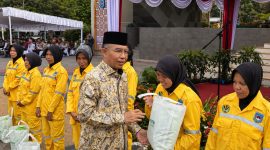 Penyaluran bantuan sembako oleh Bank NTB Syariah bersama GOW Kota Mataram kepada petugas kebersihan perempuan dalam rangka Hari Kartini.
(Dok.Bank NTB Syariah)