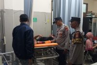 Petugas kepolisian Polsek Batulayar bersama warga saat mendampingi proses penanganan mahasiswa yang nyaris tenggelam di Puskesmas Meninting, Lombok Barat.(Foto: Istimewa)