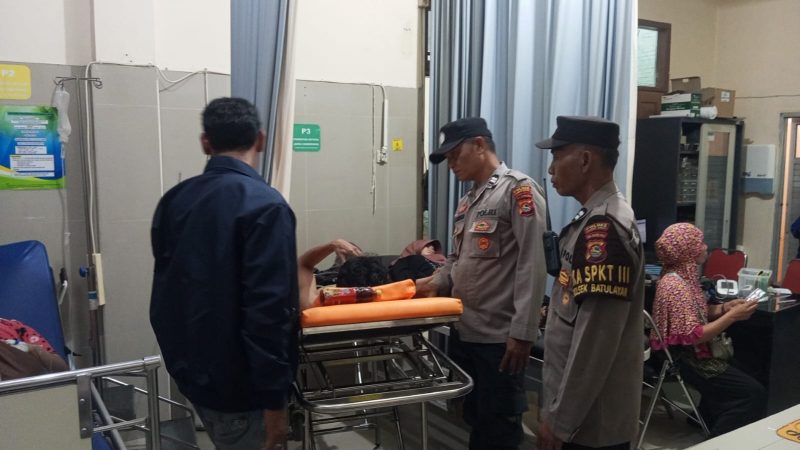 Petugas kepolisian Polsek Batulayar bersama warga saat mendampingi proses penanganan mahasiswa yang nyaris tenggelam di Puskesmas Meninting, Lombok Barat.(Foto: Istimewa)