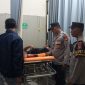 Petugas kepolisian Polsek Batulayar bersama warga saat mendampingi proses penanganan mahasiswa yang nyaris tenggelam di Puskesmas Meninting, Lombok Barat.(Foto: Istimewa)