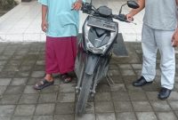Petugas Polsek Kuripan menunjukkan barang bukti sepeda motor hasil curanmor yang berhasil diamankan di Mapolsek Kuripan.(Foto:Istimewa)