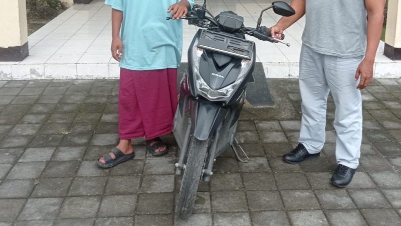 Petugas Polsek Kuripan menunjukkan barang bukti sepeda motor hasil curanmor yang berhasil diamankan di Mapolsek Kuripan.(Foto:Istimewa)
