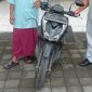 Petugas Polsek Kuripan menunjukkan barang bukti sepeda motor hasil curanmor yang berhasil diamankan di Mapolsek Kuripan.(Foto:Istimewa)