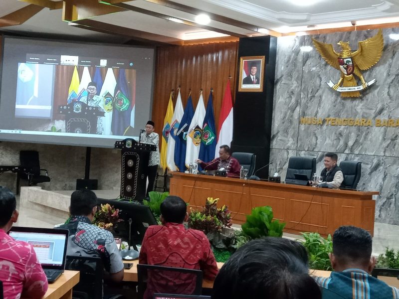 Sekda NTB H Abul Chair saat membuka Rakor Satgas Makanan Bergizi Gratis (MBG) tingkat Provinsi NTB di Ruang Rapat Sangkareang, Kantor Gubernur NTB, Mataram, Kamis (23/4/2026).(Foto: Istimewa)