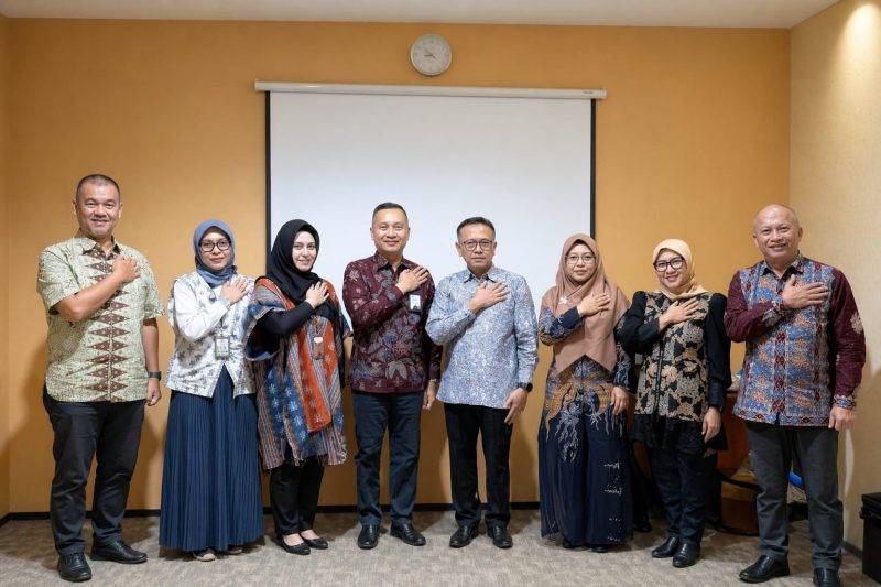 Jajaran perwakilan Bank NTB Syariah dan Badan Wakaf Indonesia (BWI) berfoto bersama usai penandatanganan kerja sama pengembangan wakaf uang di Jakarta.(Dok.Bank NTB Syariah)