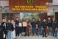 Ketua DPP KASTA NTB, Zulfan, saat menyerahkan laporan dugaan korupsi ke Kejaksaan Tinggi NTB di Mataram, Jumat (24/4/2026). (Foto: Istimewa)