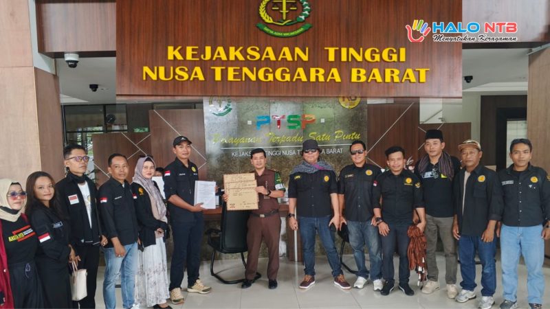 Ketua DPP KASTA NTB, Zulfan, saat menyerahkan laporan dugaan korupsi ke Kejaksaan Tinggi NTB di Mataram, Jumat (24/4/2026). (Foto: Istimewa)