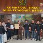 Ketua DPP KASTA NTB, Zulfan, saat menyerahkan laporan dugaan korupsi ke Kejaksaan Tinggi NTB di Mataram, Jumat (24/4/2026). (Foto: Istimewa)