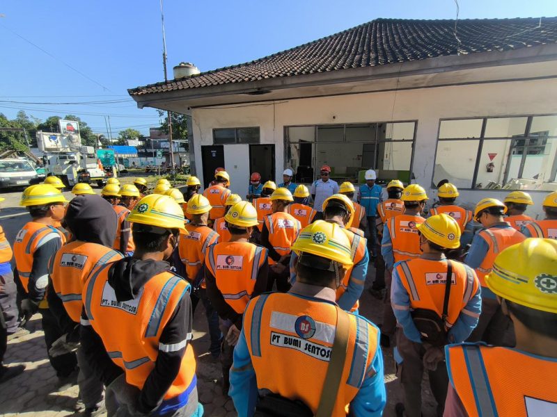 Tim teknis PLN menyisir jaringan distribusi dan mengeksekusi potensi gangguan secara cepat demi menjamin layanan listrik tetap andal bagi puluhan ribu pelanggan.(Dok.PLN)