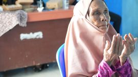 Penyerahan bantuan santunan dari PLN UIW NTB melalui YBM PLN kepada lansia dhuafa di Desa Jeruk Manis, Lombok Timur, dalam rangka peringatan Hari Kartini.(Dok.PLN)