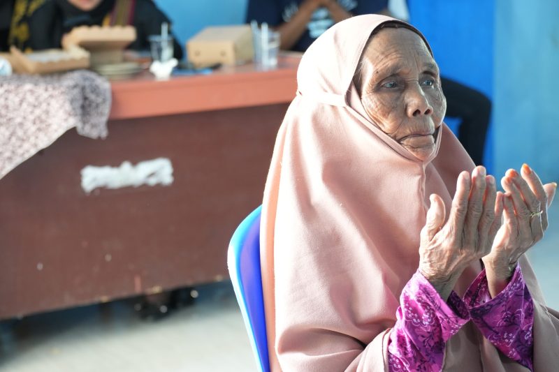 Penyerahan bantuan santunan dari PLN UIW NTB melalui YBM PLN kepada lansia dhuafa di Desa Jeruk Manis, Lombok Timur, dalam rangka peringatan Hari Kartini.(Dok.PLN)