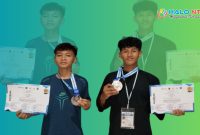 Dua atlet pencak silat MAN Lombok Barat, Taufik dan Dimas, menunjukkan medali perak usai Mataram Open 2026 di GOR 17 Desember Mataram.(Foto. Istimewa)