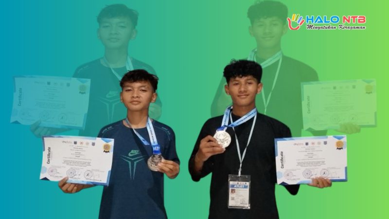 Dua atlet pencak silat MAN Lombok Barat, Taufik dan Dimas, menunjukkan medali perak usai Mataram Open 2026 di GOR 17 Desember Mataram.(Foto. Istimewa)