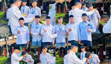 Kepala MAN Lombok Barat menyerahkan penghargaan kepada dua siswa berprestasi usai upacara bendera di halaman madrasah.(Foto: Istimewa)
