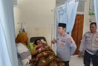 Petugas kepolisian bersama tenaga medis memantau kondisi siswa korban dugaan keracunan makanan program MBG di Puskesmas Pengadangan, Lombok Timur.(Foto.Istimewa)