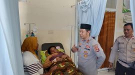 Petugas kepolisian bersama tenaga medis memantau kondisi siswa korban dugaan keracunan makanan program MBG di Puskesmas Pengadangan, Lombok Timur.(Foto.Istimewa)