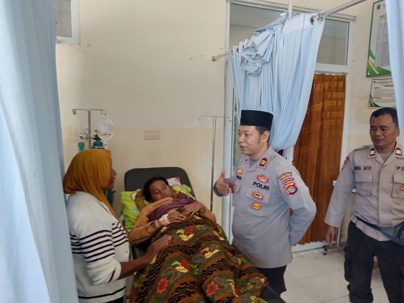Petugas kepolisian bersama tenaga medis memantau kondisi siswa korban dugaan keracunan makanan program MBG di Puskesmas Pengadangan, Lombok Timur.(Foto.Istimewa)