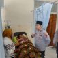 Petugas kepolisian bersama tenaga medis memantau kondisi siswa korban dugaan keracunan makanan program MBG di Puskesmas Pengadangan, Lombok Timur.(Foto.Istimewa)