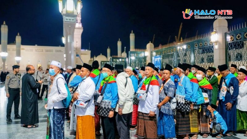 Rombongan jemaah haji asal Nusa Tenggara Barat (NTB) antre memasuki area Masjid Nabawi, Madinah, Arab Saudi, usai tiba dalam rangkaian ibadah haji 2026.(Foto: Istimewa)