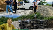Sejumlah kendaraan mengalami kecelakaan di ruas jalan Lendang Re–Menjot, Sekotong, Lombok Barat, akibat kondisi jalan yang masih berupa kerikil dan belum beraspal, sementara DPRD setempat mendesak percepatan penyelesaian proyek demi keselamatan pengguna jalan.
(Foto: Istimewa)