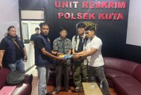 Petugas kepolisian saat mengamankan tersangka WNA asal Korea Selatan terkait kasus kekerasan seksual di Gili Trawangan.(Foto. Istimewa)