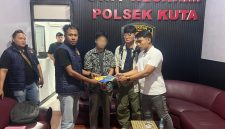 Petugas kepolisian saat mengamankan tersangka WNA asal Korea Selatan terkait kasus kekerasan seksual di Gili Trawangan.(Foto. Istimewa)