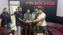 Petugas kepolisian saat mengamankan tersangka WNA asal Korea Selatan terkait kasus kekerasan seksual di Gili Trawangan.(Foto. Istimewa)