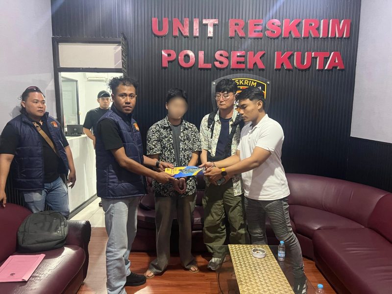 Petugas kepolisian saat mengamankan tersangka WNA asal Korea Selatan terkait kasus kekerasan seksual di Gili Trawangan.(Foto. Istimewa)