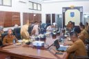 Sejumlah pejabat dan perwakilan OPD mengikuti rapat koordinasi yang dipimpin Asisten II Setda NTB Lalu Moh. Faozal di Ruang Anggrek Kantor Gubernur NTB, Selasa (28/4/2026), membahas sinkronisasi program prioritas pusat dan daerah.(Foto.Istimewa)