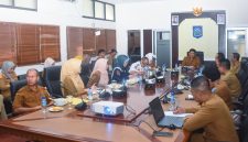 Sejumlah pejabat dan perwakilan OPD mengikuti rapat koordinasi yang dipimpin Asisten II Setda NTB Lalu Moh. Faozal di Ruang Anggrek Kantor Gubernur NTB, Selasa (28/4/2026), membahas sinkronisasi program prioritas pusat dan daerah.(Foto.Istimewa)