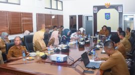 Sejumlah pejabat dan perwakilan OPD mengikuti rapat koordinasi yang dipimpin Asisten II Setda NTB Lalu Moh. Faozal di Ruang Anggrek Kantor Gubernur NTB, Selasa (28/4/2026), membahas sinkronisasi program prioritas pusat dan daerah.(Foto.Istimewa)