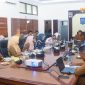 Sejumlah pejabat dan perwakilan OPD mengikuti rapat koordinasi yang dipimpin Asisten II Setda NTB Lalu Moh. Faozal di Ruang Anggrek Kantor Gubernur NTB, Selasa (28/4/2026), membahas sinkronisasi program prioritas pusat dan daerah.(Foto.Istimewa)