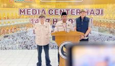 Petugas PPIH Embarkasi Lombok menyampaikan keterangan pers terkait pemberangkatan jemaah haji Kloter 6 di Media Center Haji Asrama Haji NTB, Selasa (28/4/2026).(Foto.Istimewa)