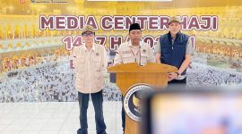 Petugas PPIH Embarkasi Lombok menyampaikan keterangan pers terkait pemberangkatan jemaah haji Kloter 6 di Media Center Haji Asrama Haji NTB, Selasa (28/4/2026).(Foto.Istimewa)