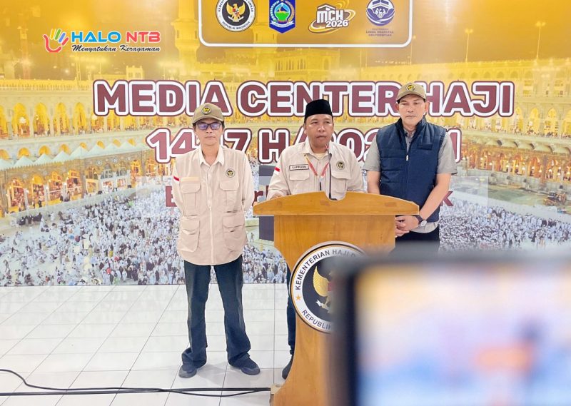 Petugas PPIH Embarkasi Lombok menyampaikan keterangan pers terkait pemberangkatan jemaah haji Kloter 6 di Media Center Haji Asrama Haji NTB, Selasa (28/4/2026).(Foto.Istimewa)