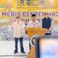 Petugas PPIH Embarkasi Lombok menyampaikan keterangan pers terkait pemberangkatan jemaah haji Kloter 6 di Media Center Haji Asrama Haji NTB, Selasa (28/4/2026).(Foto.Istimewa)