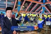 Petugas mendampingi jemaah haji lansia saat proses pemberangkatan di Lombok Barat.(Foto.Istimewa)