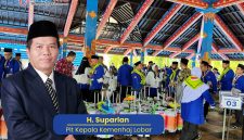 Petugas mendampingi jemaah haji lansia saat proses pemberangkatan di Lombok Barat.(Foto.Istimewa)