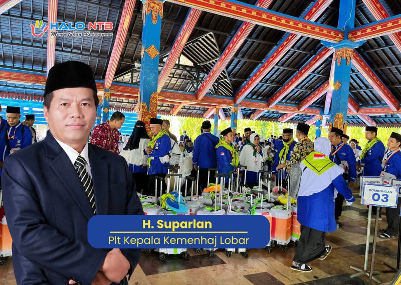 Petugas mendampingi jemaah haji lansia saat proses pemberangkatan di Lombok Barat.(Foto.Istimewa)