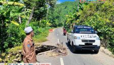 Kondisi jembatan penghubung beberapa Desa yang amblas akibat banjir kiriman di Dusun Repok Gapuk, Desa Taman Baru, Sekotong Lombok Barat. (Foto: Istimewa).